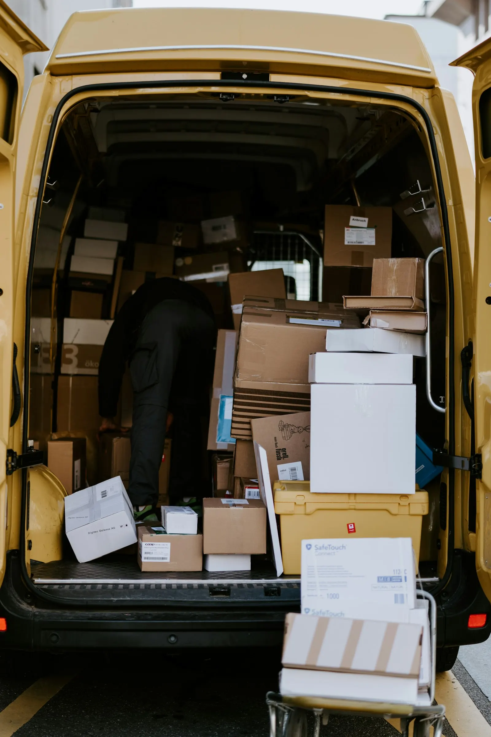 Carga de mercadería en un vehículo