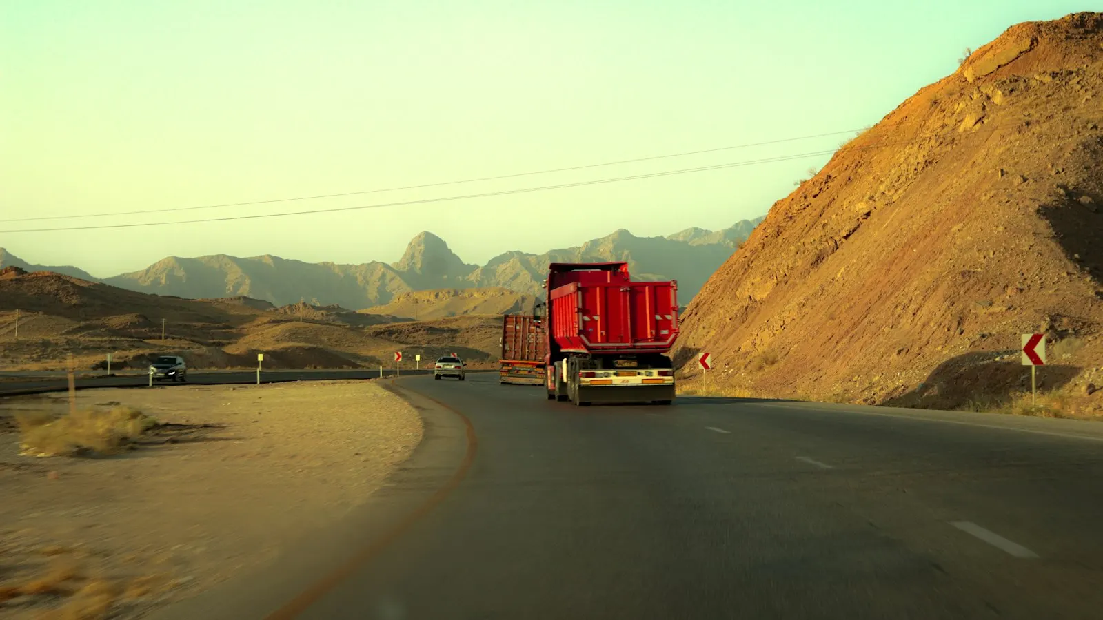 Camión rojo de carga en la carretera del norte